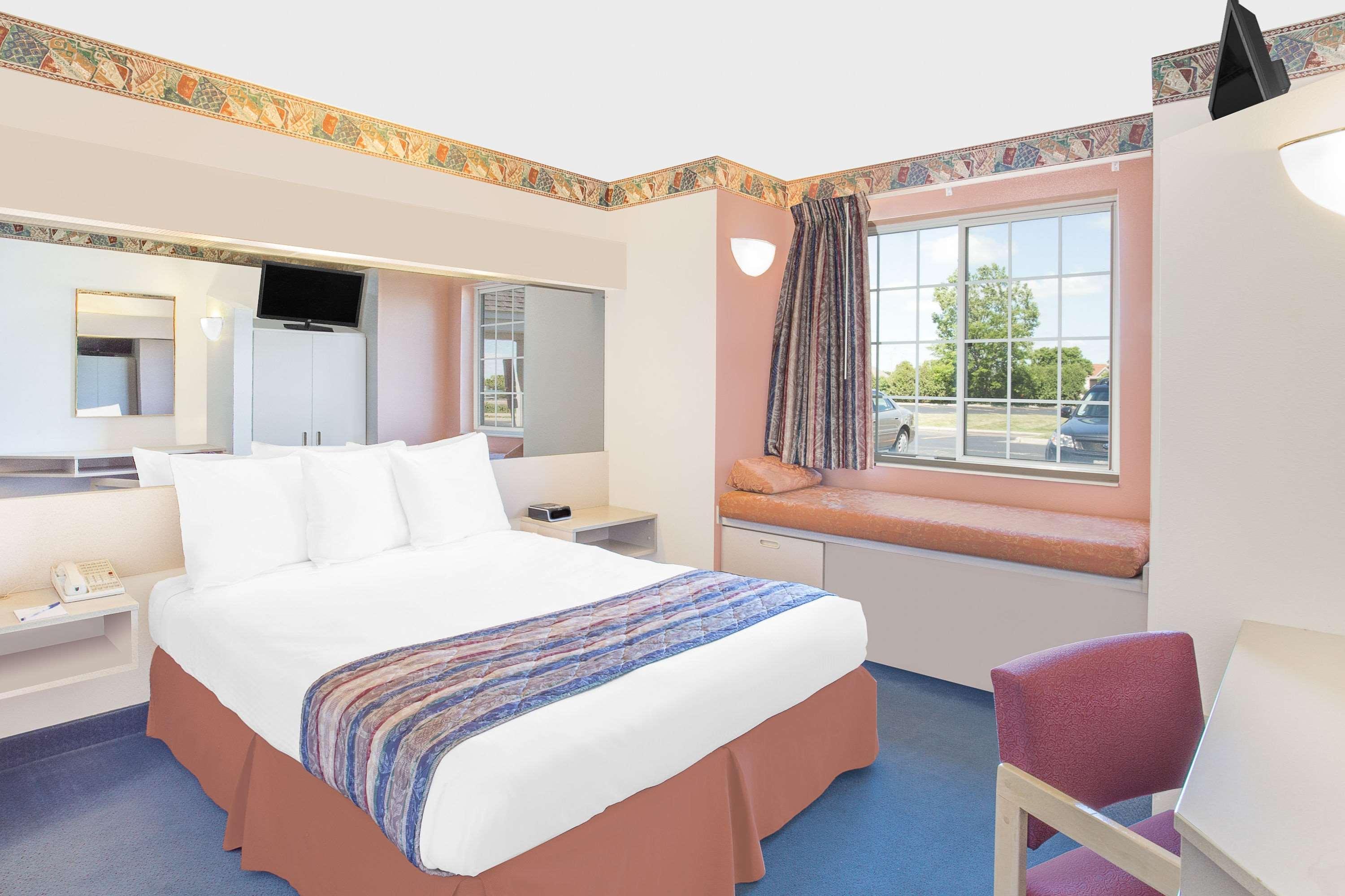 Microtel Inn & Suites By Wyndham Fond Du Lac Exterior photo